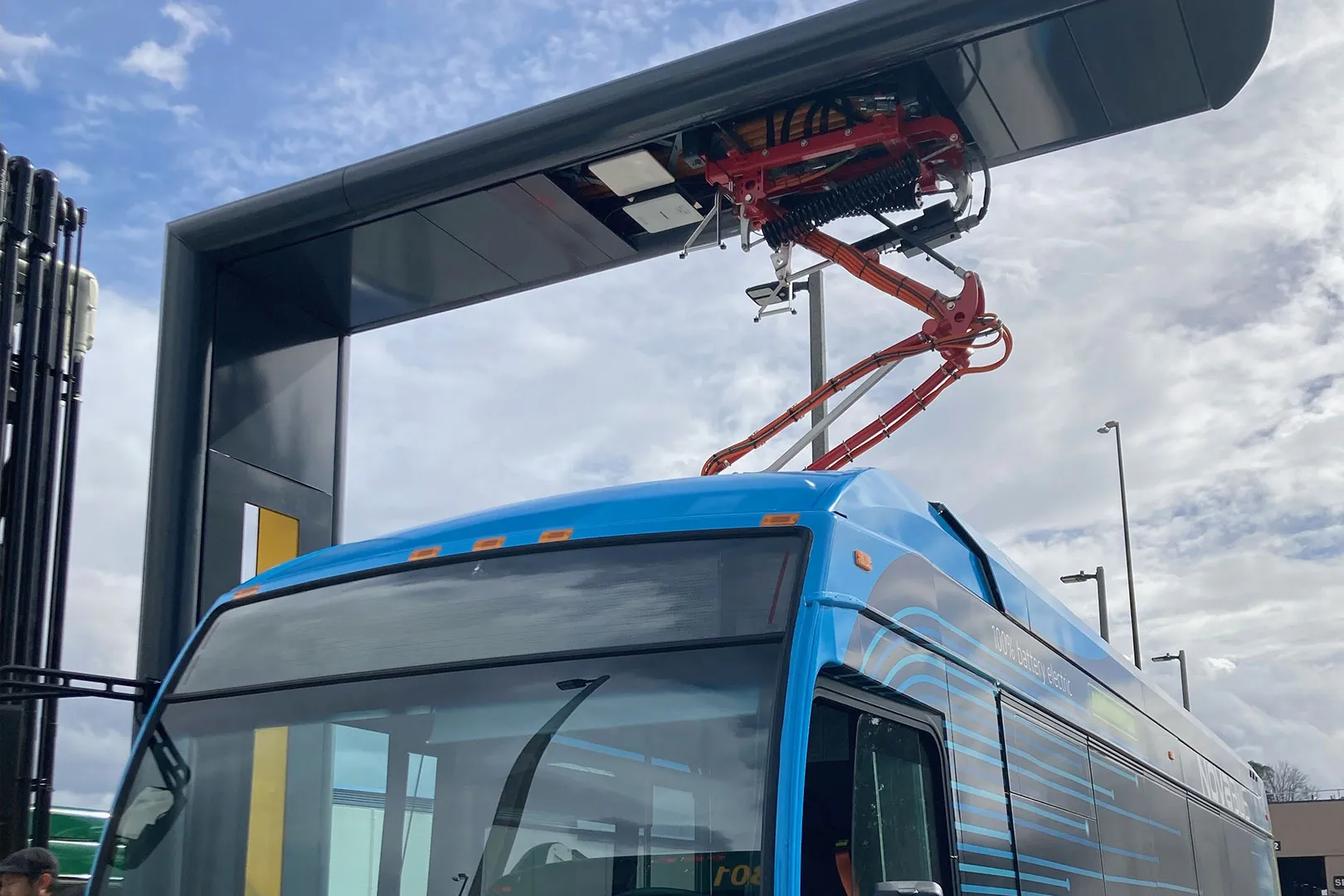 Compatible with any bus brand, our solutions charge up to 3 vehicles simultaneously from a single station